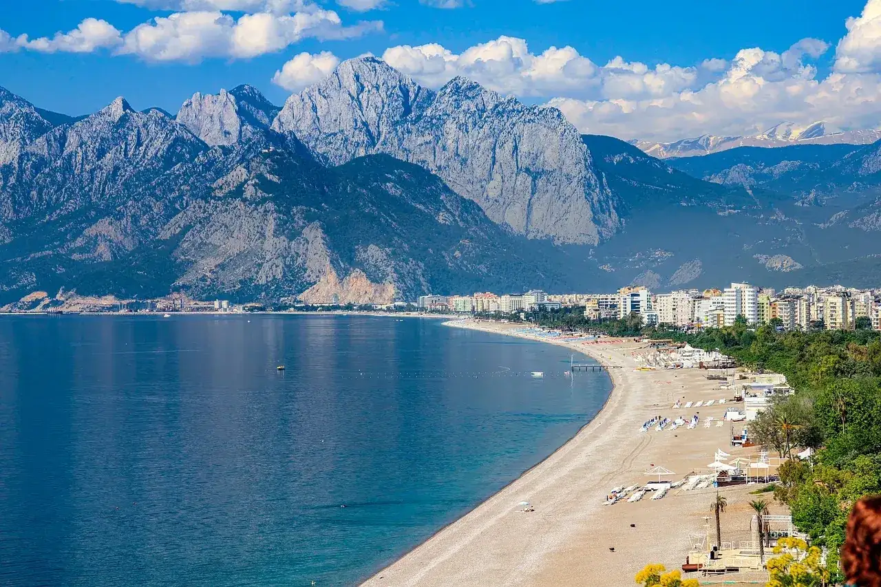 Piękna plaża w Kemer, Turcja, z turkusowym morzem i majestatycznymi górami w tle. Idealne miejsce na wakacje.