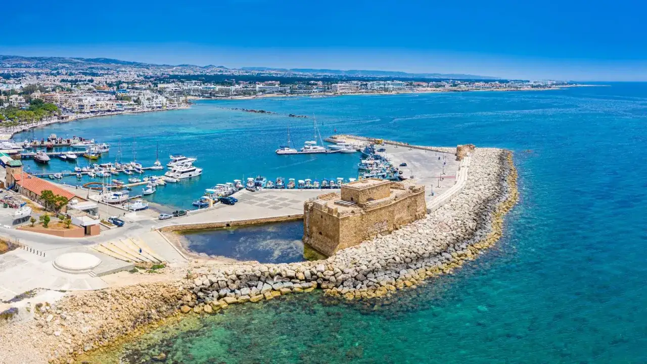Pafos atrakcje: średniowieczny zamek nad turkusowym morzem, pełen łodzi port i nadmorskie miasto.