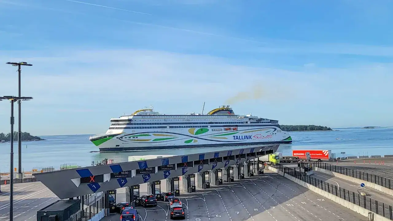 Duży prom Tallink Shuttle wypływa z portu, gotowy do rejsu do Helsinek.