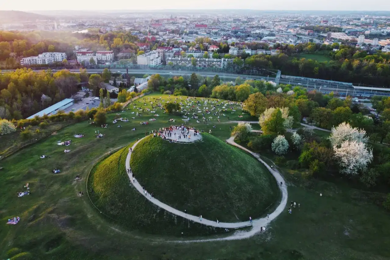 Kopiec Krakusa, zielona oaza w Krakowie, idealne miejsce na piknik. Odkryj to miejsce z Atlas Obscura!