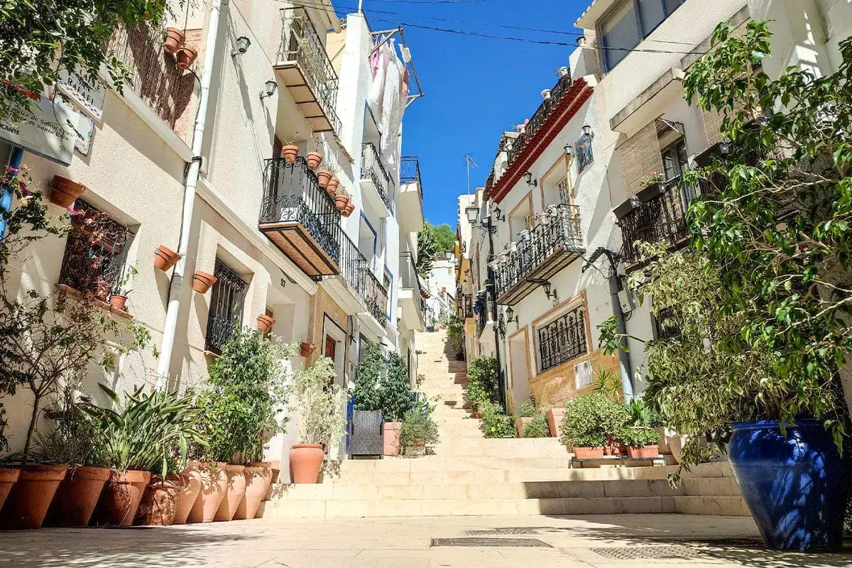 Urokliwe schody w Alicante, ozdobione donicami z kwiatami, to idealne miejsce, by poczuć atmosferę miasta. Zobacz, co jeszcze warto zobaczyć w Alicante!