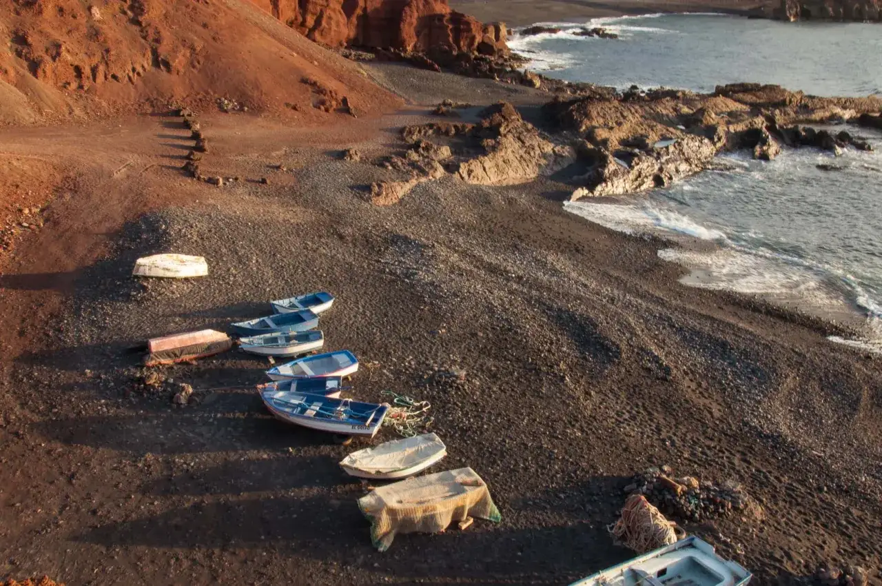 Czarne plaże, łodzie i klify - to jedne z miejsc, co zobaczyć na Lanzarote.
