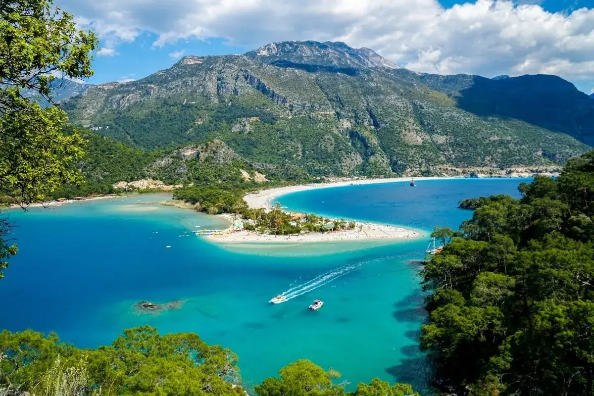 Błękitna laguna i piaszczysta plaża w Ölüdeniz, Turcja. To jedno z najpiękniejszych miejsc w Turcji, otoczone zielonymi wzgórzami.