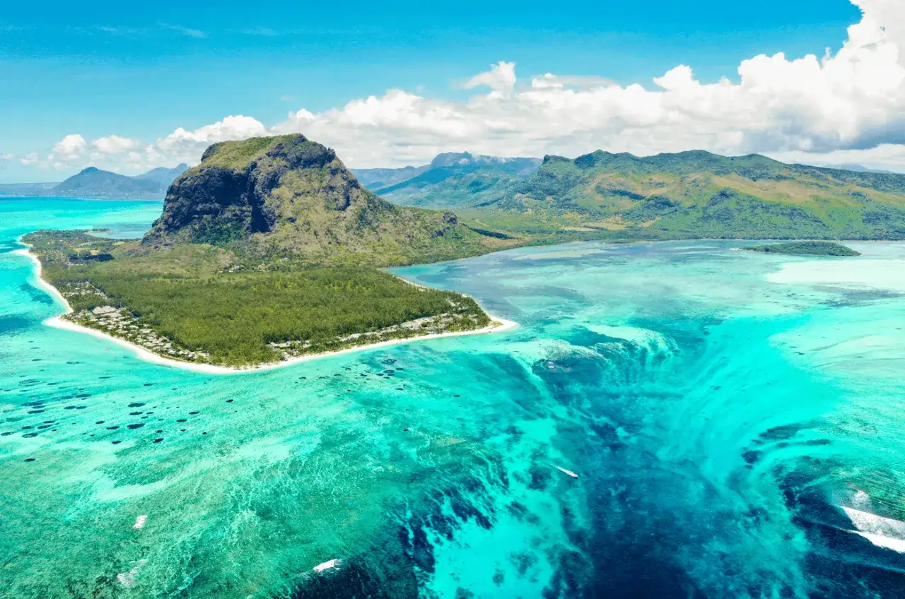 Majestatyczna góra Le Morne Brabant na Mauritiusie, otoczona turkusową wodą i zielonymi lasami. To jedna z głównych atrakcji wyspy.