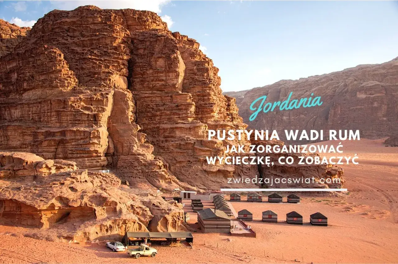 Wczasy w Jordanii: pustynia Wadi Rum z namiotami i samochodami. Planujesz wycieczkę? Zobacz, co warto zobaczyć.