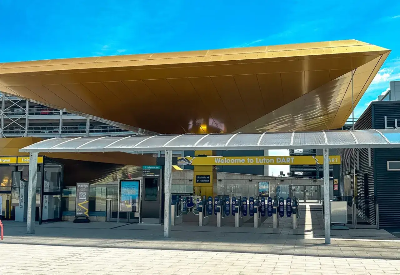 Nowe centrum przesiadkowe Luton DART. Jak dojechać do centrum Londynu? Tu znajdziesz odpowiedź.