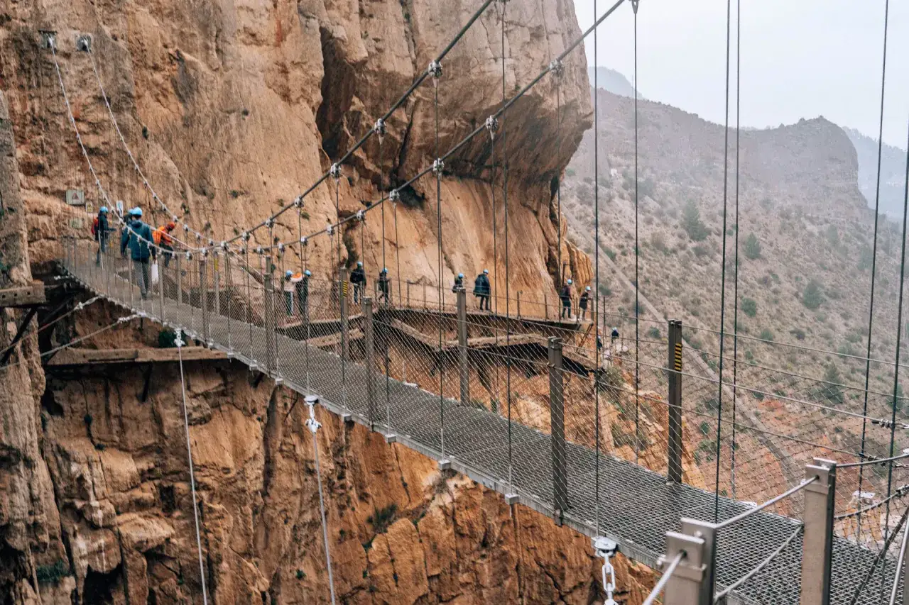 Spacer po Caminito del Rey z dzieckiem, podziwiając skalne wąwozy i wiszące mosty. Niezapomniana przygoda!