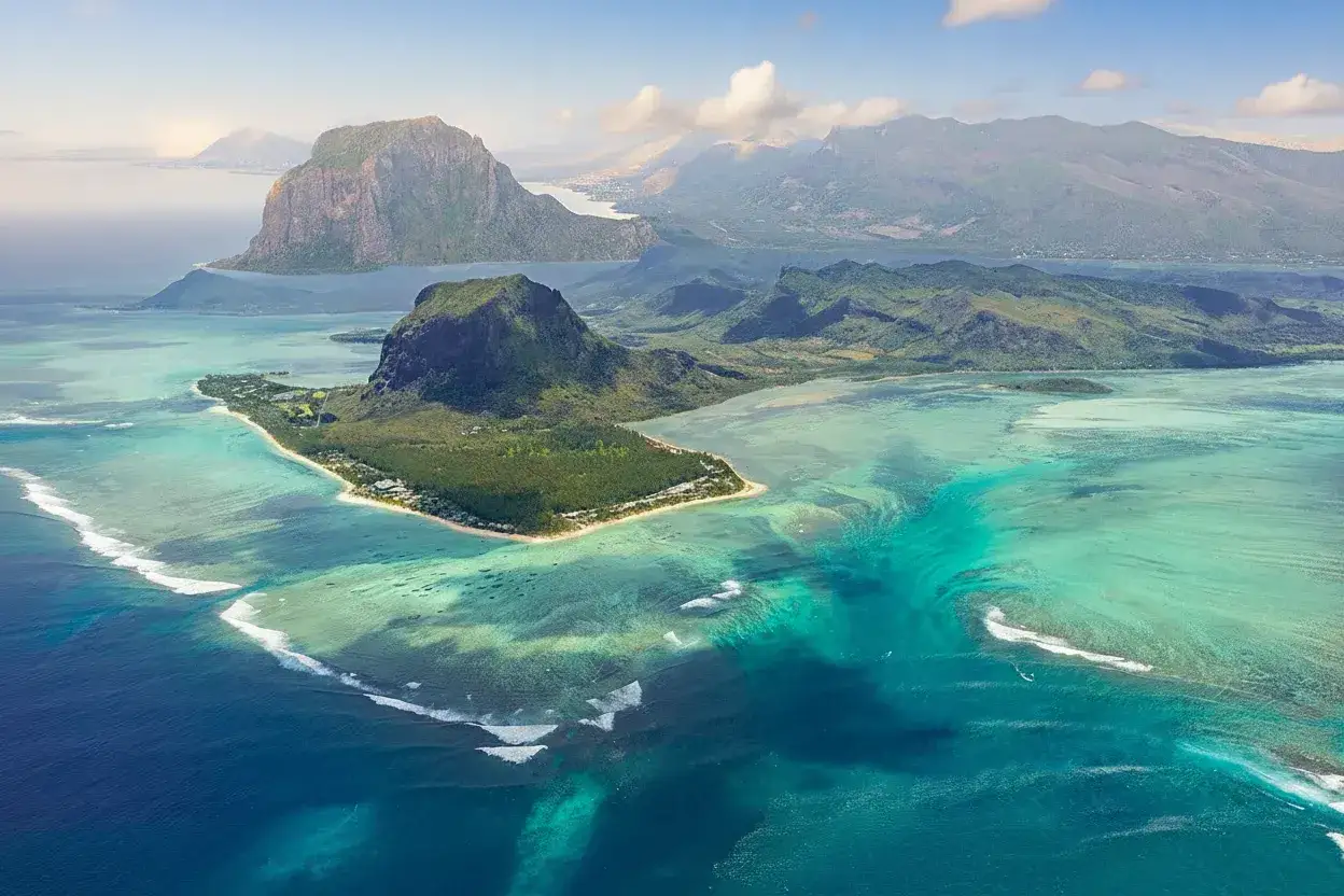 Widok na Le Morne Brabant i turkusową lagunę. Czy Mauritius warto odwiedzić? Tak, dla takich krajobrazów!