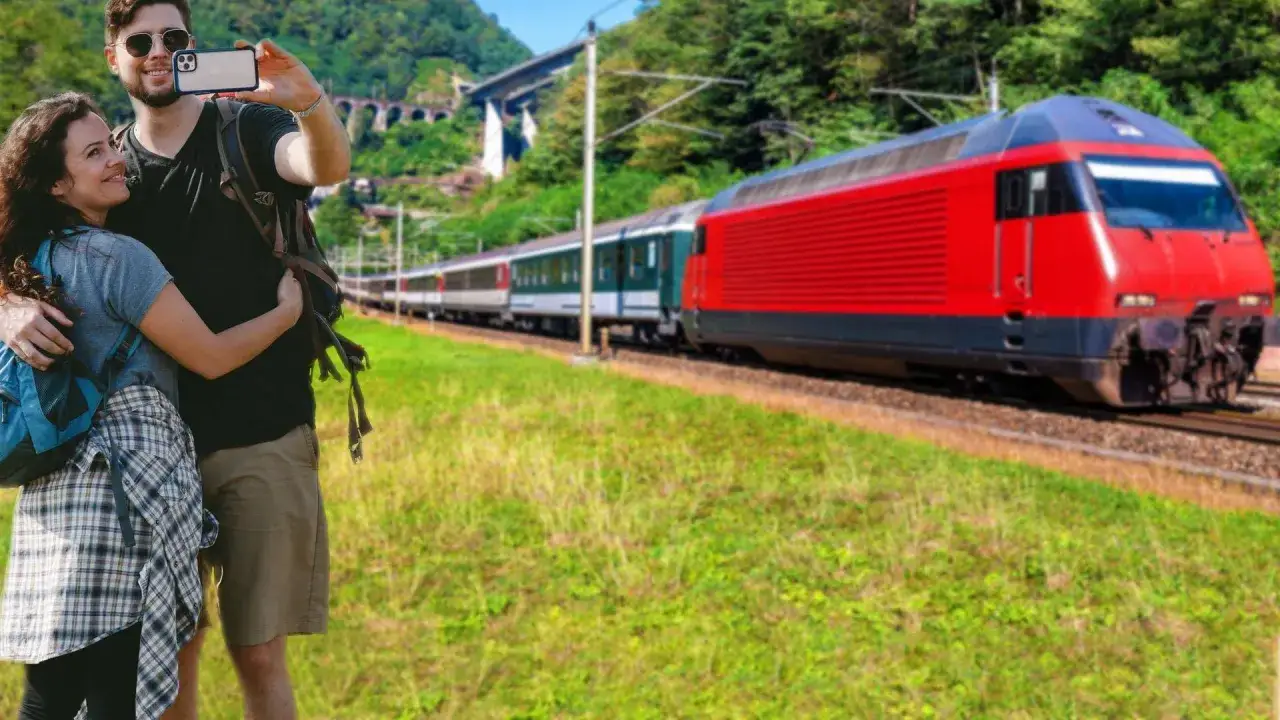 Para podróżuje pociągiem PKP z Jaworzna do Krakowa, robiąc sobie selfie na tle krajobrazu.