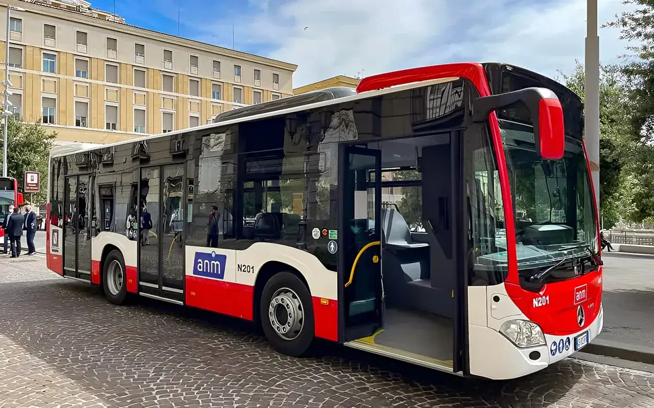 Autobus ANM N201 to świetny spos&oacute;b, by dowiedzieć się, jak dojechać z lotniska do centrum Neapolu.