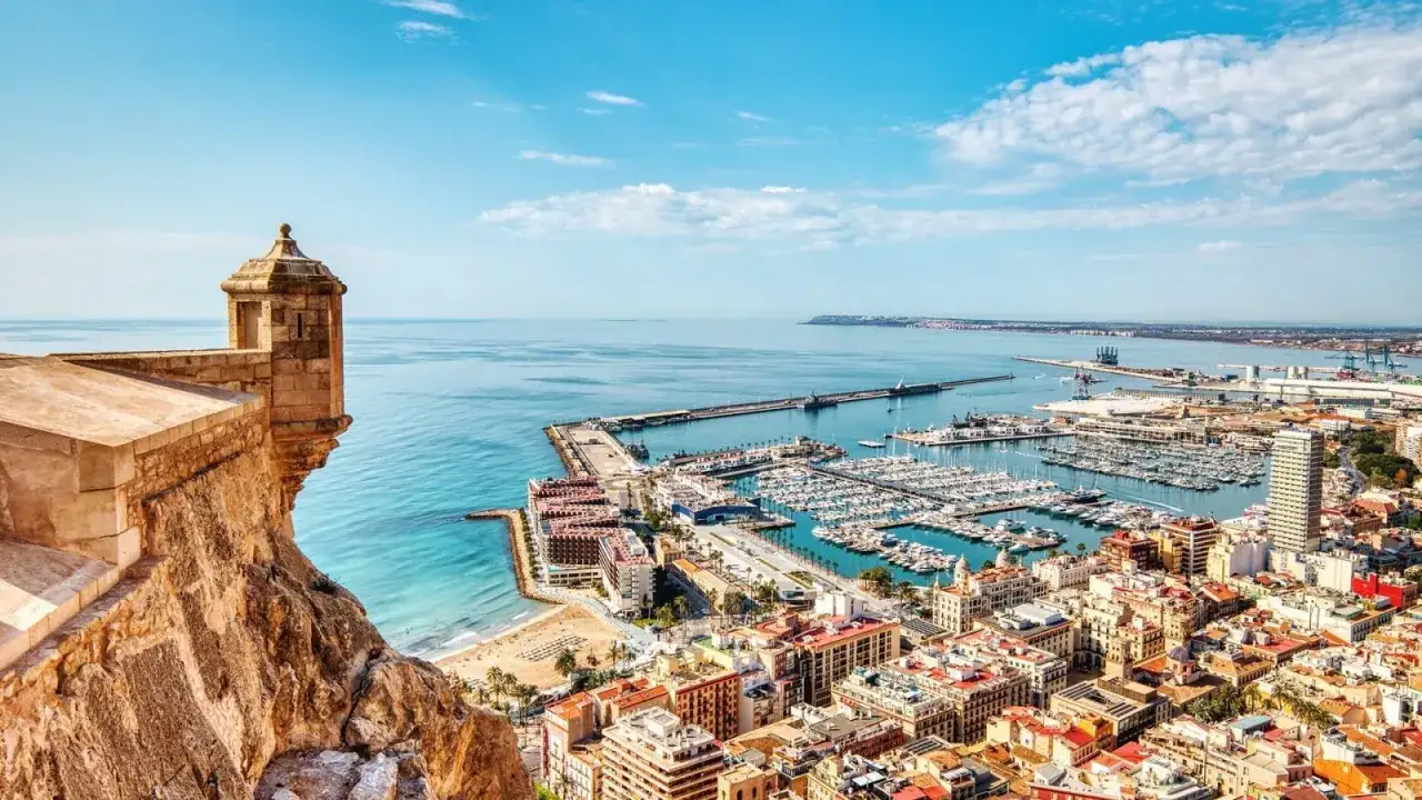 Widok na port i miasto Alicante z zamku. Zobaczysz tu urokliwy port jachtowy, plażę i zabytkową architekturę.