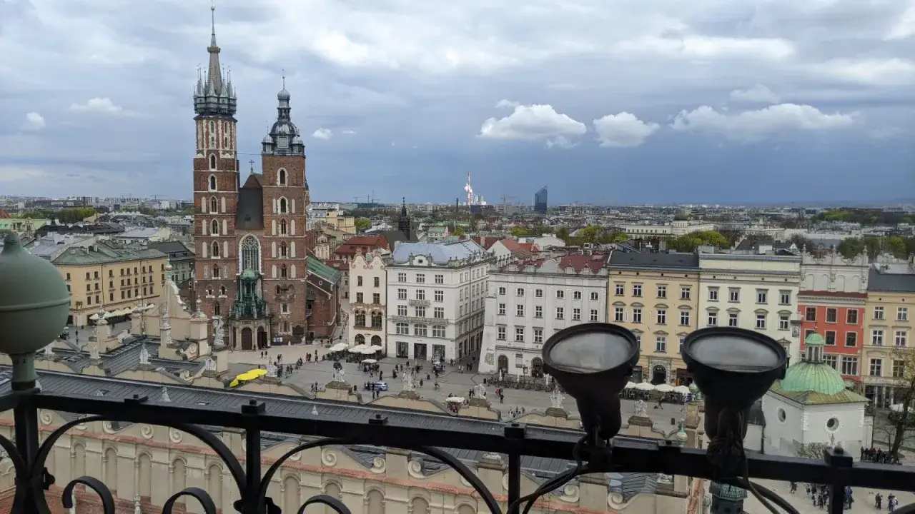 Widok na Rynek Główny w Krakowie z dominującą wieżą ratuszową i Sukiennicami.