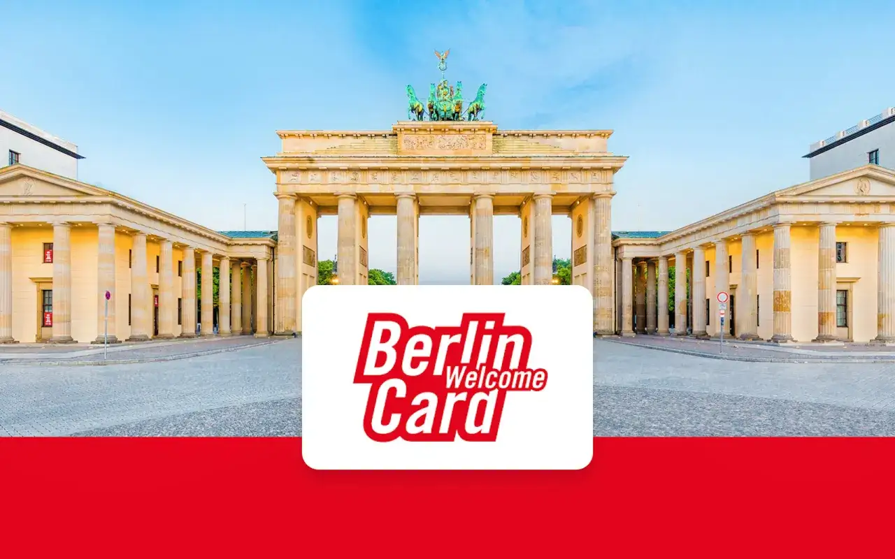 Brama Brandenburska i logo Berlin Welcome Card. Czy warto kupić?