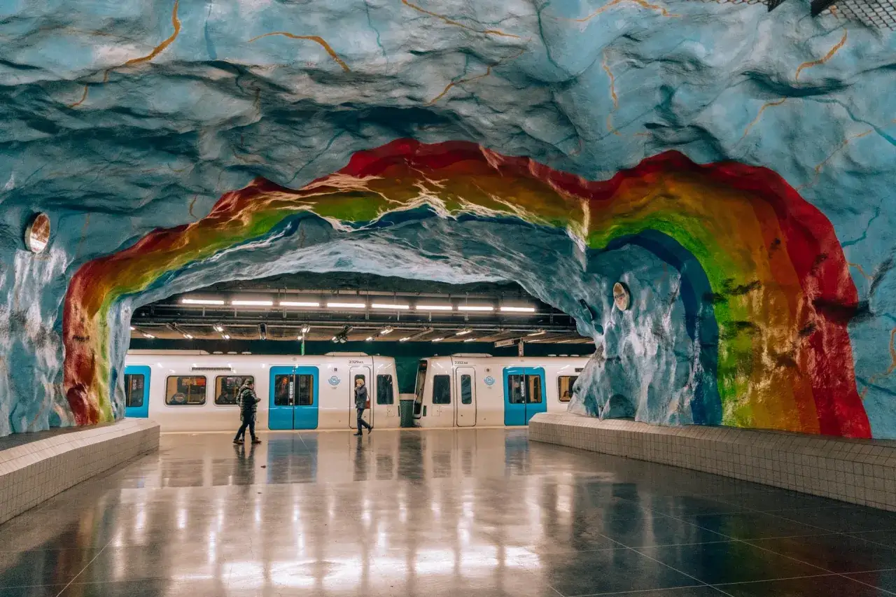 Kolorowy łuk tęczy nad peronem metra w Sztokholmie. To jedno z miejsc, które warto zobaczyć w Sztokholmie, by poczuć magię miasta.