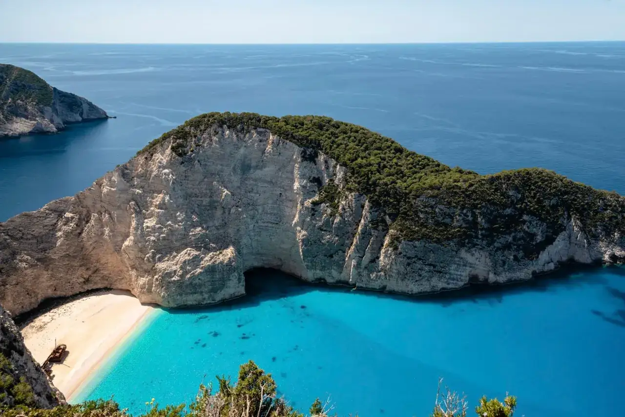 Zatoka Navagio na Zakynthos, czy warto? Biała plaża, turkusowa woda i wrak statku. Widok zapiera dech w piersiach!