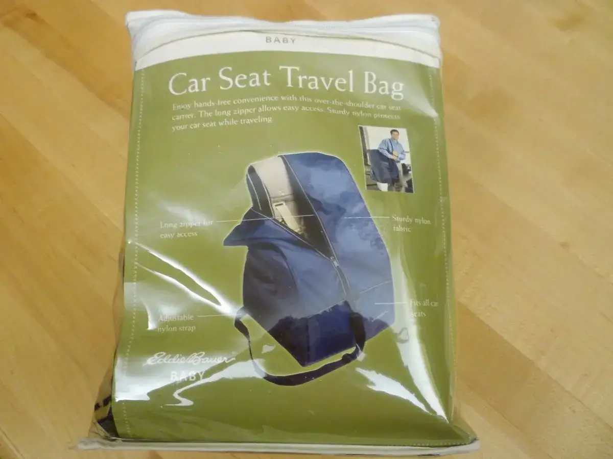 Torba podróżna Eddie Bauer Baby ułatwia jak zapakować fotelik samochodowy do samolotu. Wytrzymały nylon chroni fotelik.
