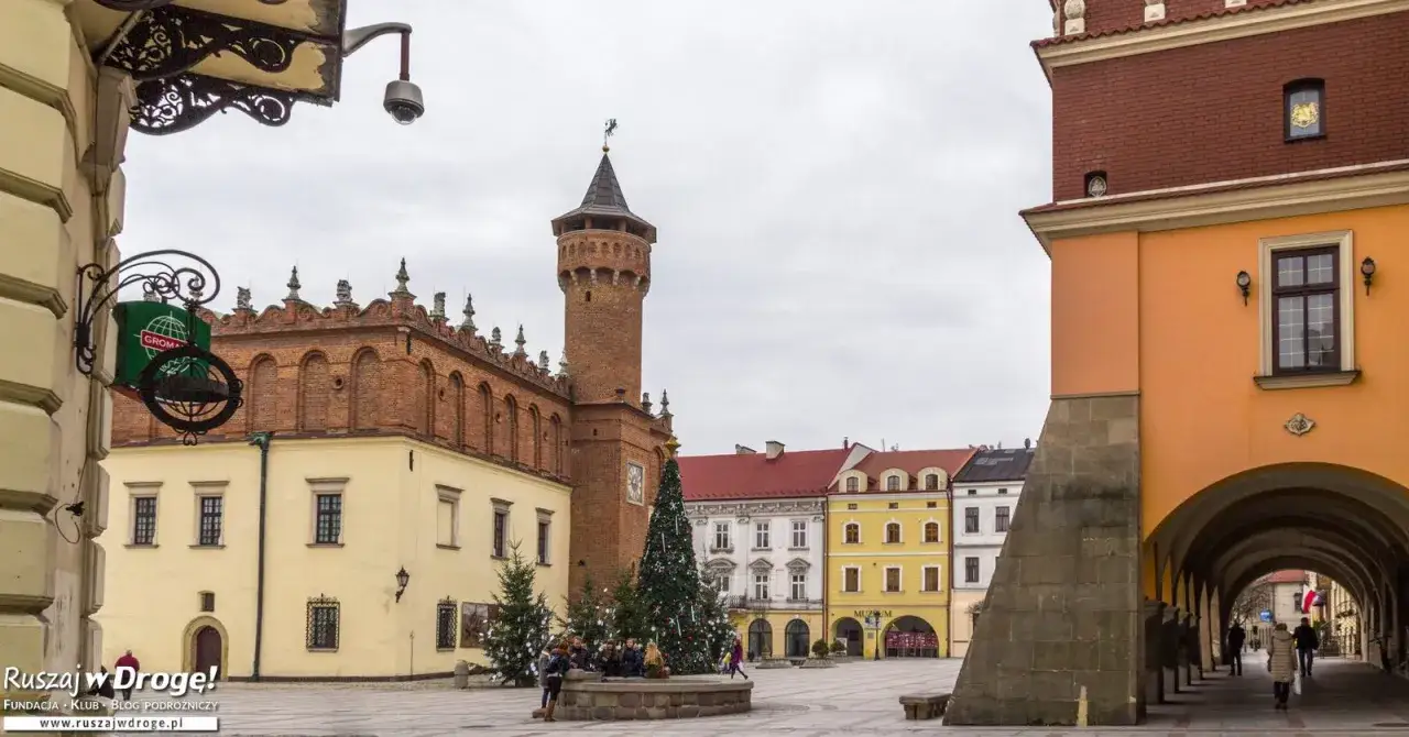 Rynek w Tarnowie, z charakterystyczną wieżą ratuszową i kolorowymi kamienicami, to idealne miejsce, by zacząć zwiedzanie.