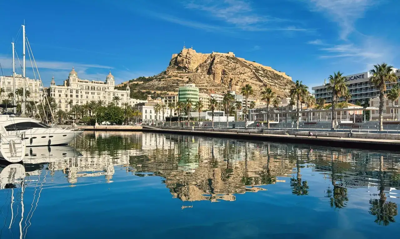 Widok na Zamek Santa Barbara i port w Alicante. Idealne miejsce, by zobaczyć, co oferuje Alicante.