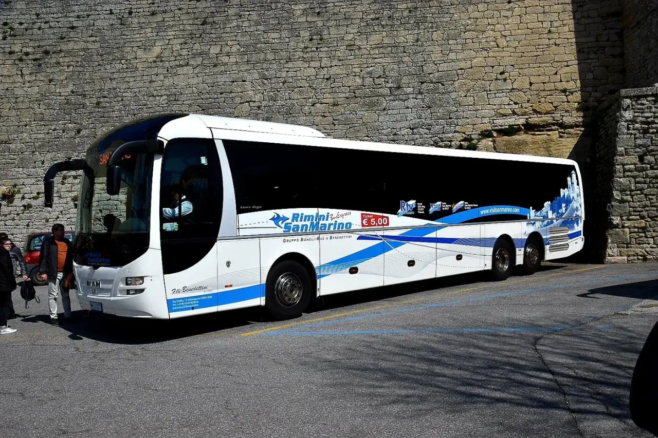 Autobus Rimini San Marino Express, bilet 5 euro. To jest sposób, jak dojechać z Rimini do San Marino.