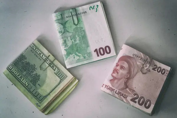 Stosy dolarów, euro i lir tureckich. Gdzie rozmienić dolary na drobne? Może w kantorze obok?