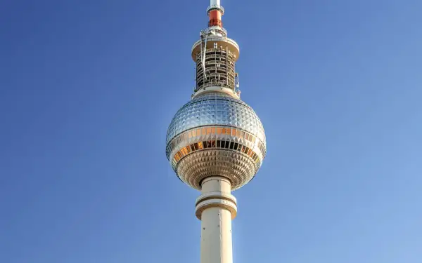 Wieża telewizyjna w Berlinie. Czy warto kupić Berlin Welcome Card, by zobaczyć to i inne atrakcje?