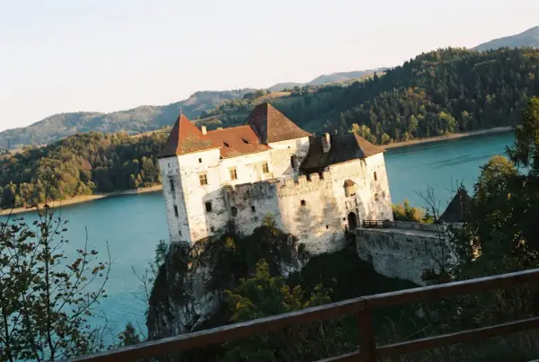 Zamek w Niedzicy na skale nad jeziorem. Warto kupić zamek w Niedzicy bilety i zwiedzić to miejsce.